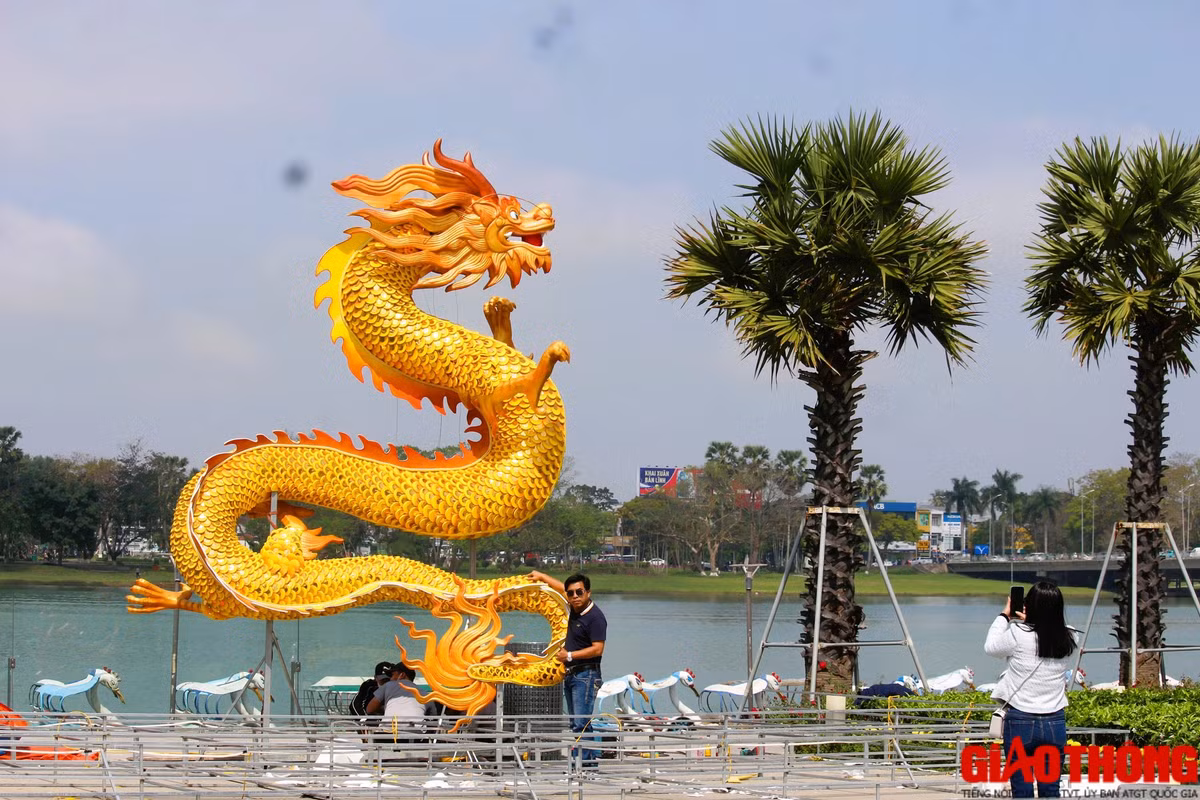 Cách cặp rồng “khổng lồ” trên một đoạn, khu vực đài phun nước thuộc Công viên Lý Tự Trọng đối diện trụ sở UBND tỉnh Thừa Thiên Huế còn có một linh vật năm Giáp Thìn đang hoàn thiện, được lấy cảm hứng từ ấn Quốc gia tín bảo, một bảo vật quý giá của hoàng cung triều Nguyễn.