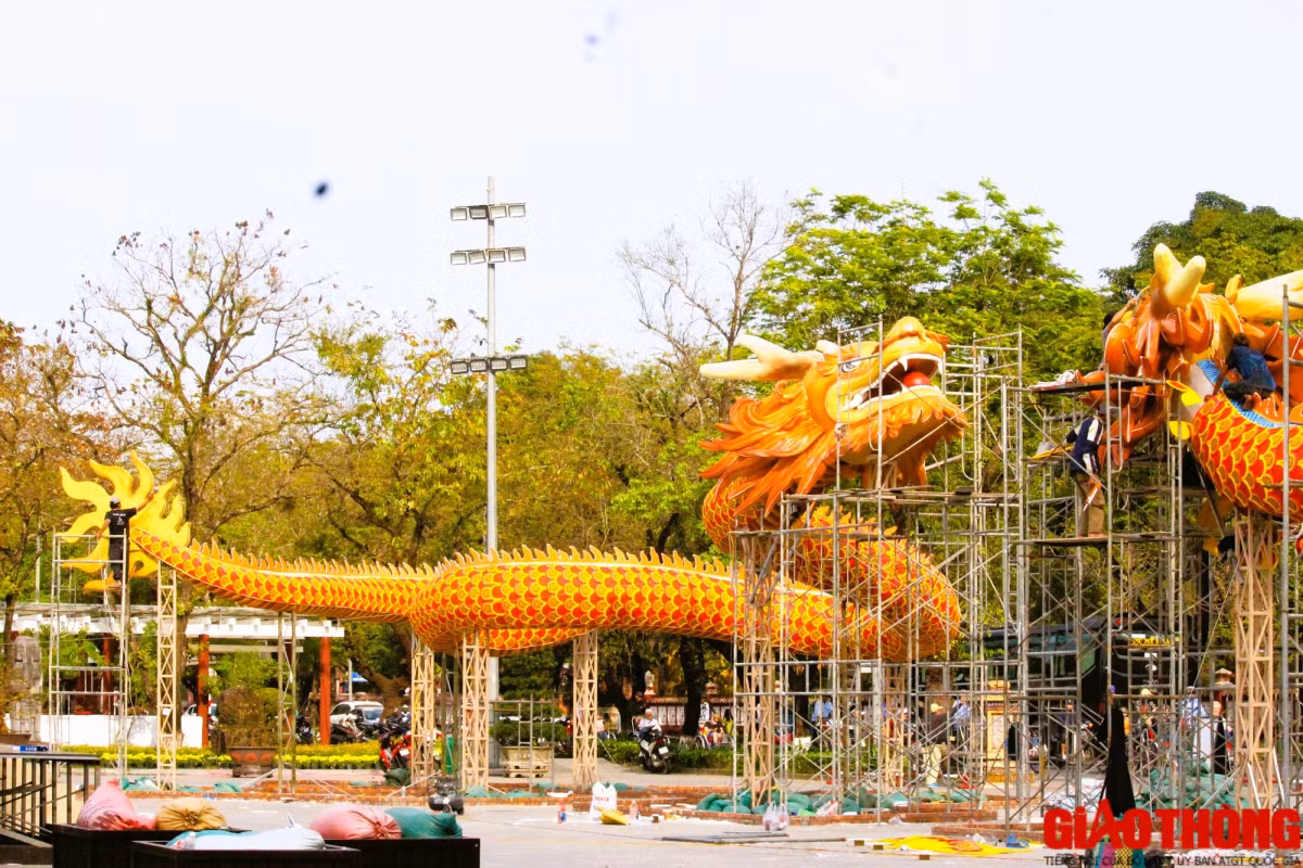 Theo ghi nhận của PV Báo Giao thông, đến ngày 1/2, cặp “song long” khổng lồ - linh vật năm Giáp Thìn 2024 tại không gian Hội Xuân trên vùng đất Cố đô Huế đã lộ rõ hình hài và đang dần được hoàn thiện.