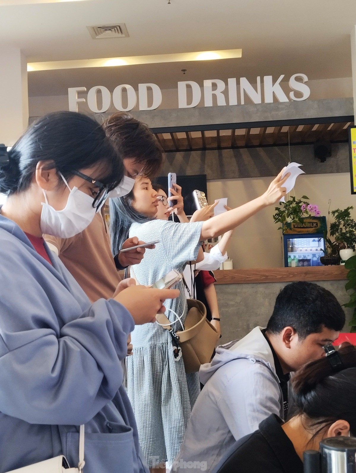 Theo ông Ngô Văn Bảy, Giám đốc Trung tâm Văn hóa Điện ảnh TP. Đà Nẵng, việc đưa Đào, phở và piano ra rạp đáp ứng mong mỏi thưởng thức tác phẩm này của người dân địa phương. "Với lịch chiếu dài ngày và số suất chiếu lớn, hy vọng, chúng tôi có thể đáp ứng được nhu cầu của khán giả", ông Bảy nói. Ảnh: Thảo Nhi.