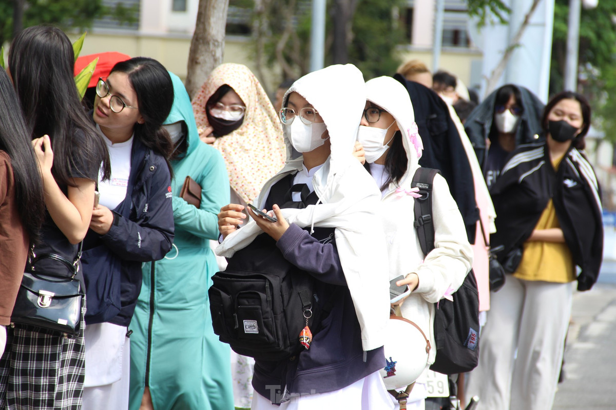 "Dù biết trước đó bộ phim tạo được cơn sốt trên mạng xã hội nhưng tôi cũng không ngờ khán giả lại ủng hộ nhiều đến vậy. Đã lâu lắm rồi mới có cảnh tượng khán giả chen chân mua vé xem phim ở rạp Lê Độ, như thời kỳ hoàng kim của các rạp quốc doanh. Chúng tôi cũng chuẩn bị đầy đủ để công tác bán vé diễn ra thuận lợi, người dân có nhu cầu có thể thưởng thức bộ phim để ủng hộ điện ảnh nước nhà", ông Thanh nói.