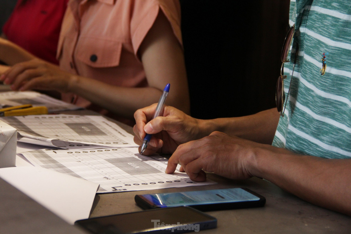 "Dù bộ phim rất hot trên mạng nhưng tôi cũng không ngờ sẽ được chiếu ở Đà Nẵng. Biết thông tin, tôi tranh thủ mua vé ngay để ủng hộ phim Việt, nhất là những bộ phim về đề tài lịch sử như thế này. Tôi sẽ rủ bạn bè cùng xem phim", Dương nói. Ảnh: Giang Thanh.