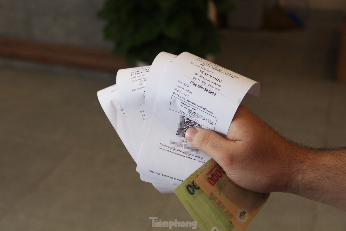 "Dù xếp hàng khá mệt nhưng đây cũng là cách người trẻ ủng hộ các bộ phim lịch sử của Việt Nam. Những ngày qua, trên Facebook, TikTok, Đào, phở và piano rất hot nhưng chưa được chiếu rộng rãi. Em thấy rất may mắn khi phim được chiếu ở Đà Nẵng", Diễm cho biết.