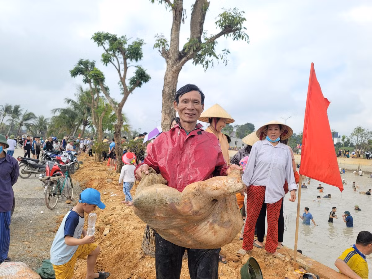 Những con cá lớn được đưa lên bờ.