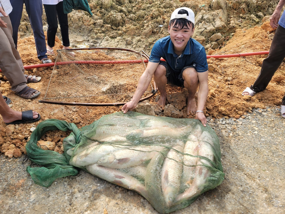 Đây là lượng cá mà thanh niên này bắt được trong buổi sáng diễn ra lễ hội.