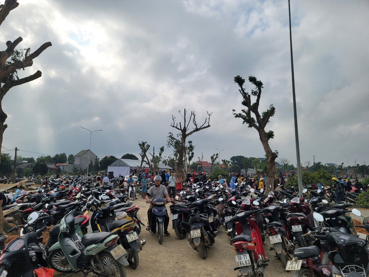 Đường vào hồ ùn tắc do lượng người tới lễ hội bắt cá quá đông.