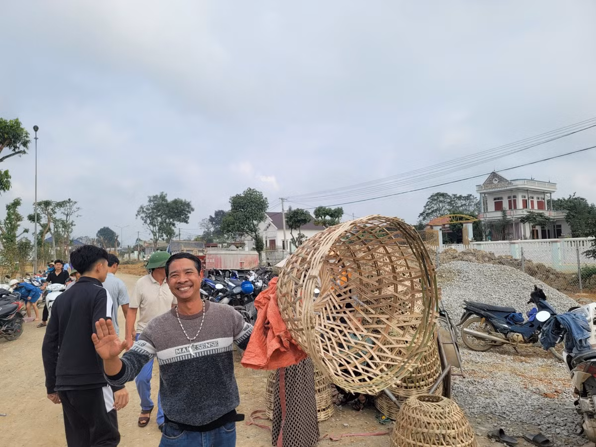 Lễ hội diễn ra từ 9h-15h ngày 5/2, tại hồ Cầu Bè, xã Xuân Thọ thu hút hàng nghìn người dân tham gia. Quy định của ban tổ chức lễ hội, người dân chỉ được dùng nơm, vó, vợt... bắt cá, nghiêm cấm dùng lưới, kích điện...