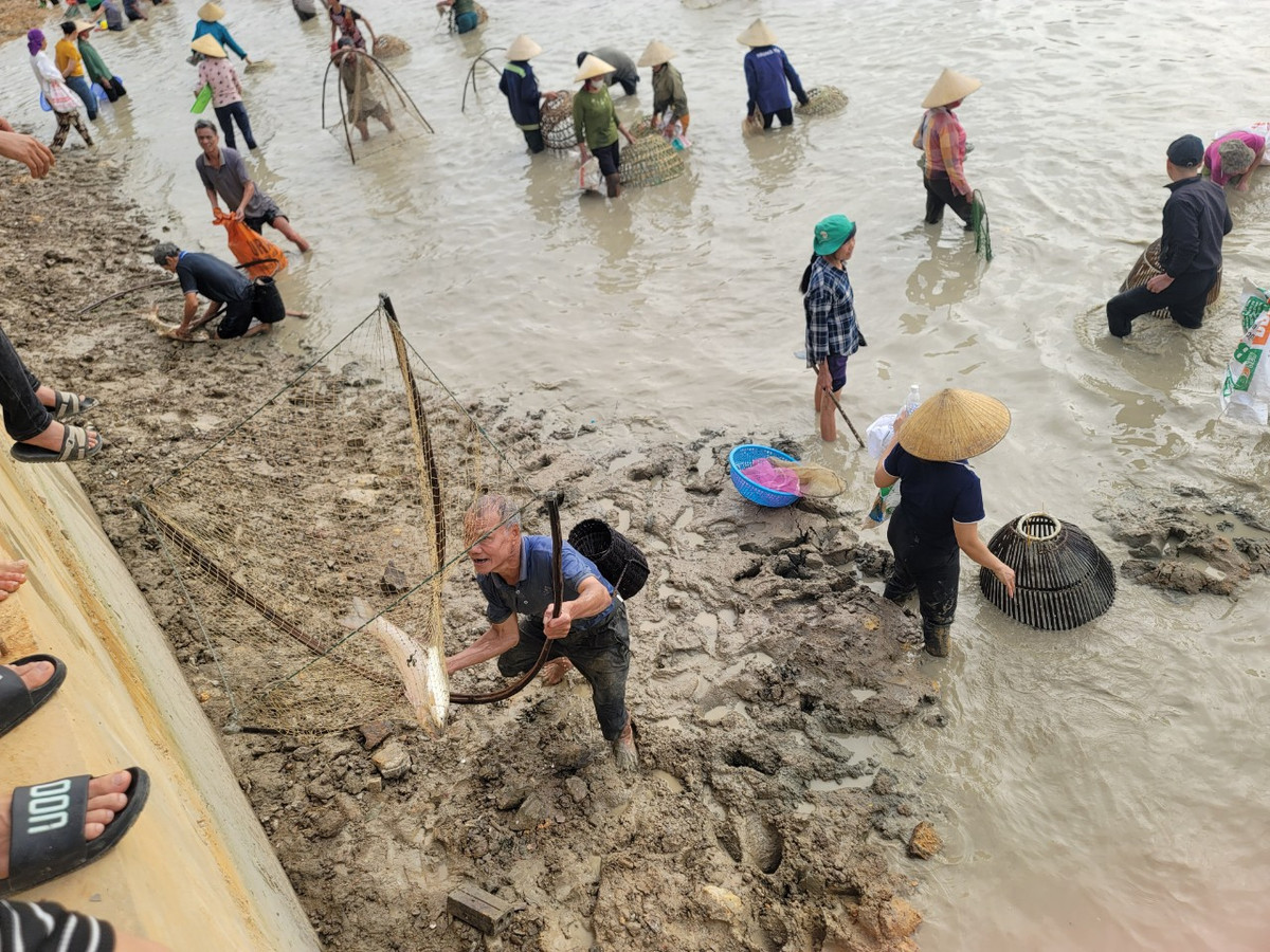 Dù đã lớn tuổi nhưng người đàn ông này vẫn tham gia và đã bắt được cá sau khi khai hội.