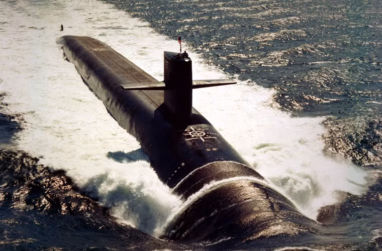 Con tàu được trang bị một lò phản ứng hạt nhân S8G PWR, 2 động cơ tuốc bin, một máy điện phụ 325 mã lực và một trục 60.000 mã lực. Tàu có thể đạt tốc độ cao hơn 25 hải lý/h, lặn sâu hơn 240m.