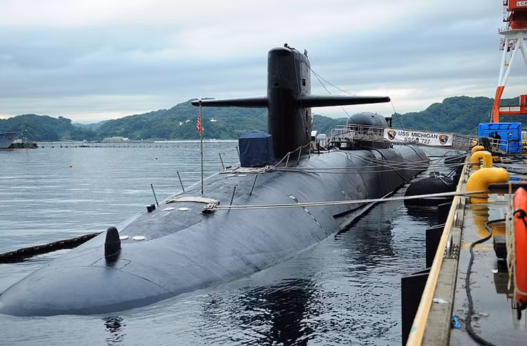 Trong đó, USS Michigan (SSGN-727) là chiếc thứ 2 thuộc lớp tàu ngầm hạt nhân Ohio của Hải quân Mỹ. USS Michigan được đóng từ năm 1977, chính thức biên chế năm 1982.