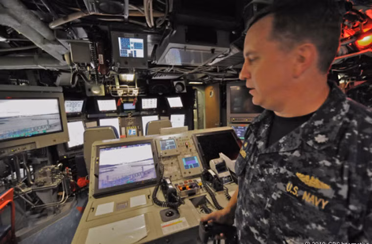 Trên tàu được tích hợp hàng loạt công nghệ điện tử tiên tiến từ các hệ thống định vị thủy âm tới hệ thống điều khiển hỏa lực...