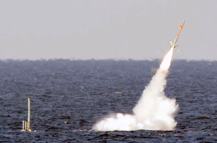 Về hỏa lực, USS Michigan ban đầu được thiết kế để mang 24 tên lửa đạn đạo liên lục địa Trident I. Nhưng năm 2007, nó được hoán cải sang mang tên lửa hành trình Tomahawk – đồng nghĩa với việc trở thành tàu ngầm hạt nhân tấn công. USS Michigan có thể mang tới 154 tên lửa Tomahawk (tầm bắn 1.500-2.500km) trong 22 ống phóng (mỗi ống chứa 7 quả).