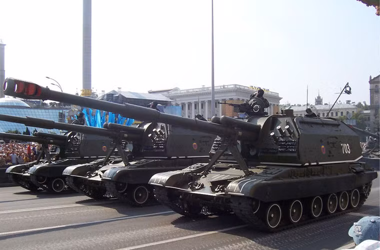 Lựu pháo tự hành Msta-S là sản phẩm pháo tự hành cuối cùng dưới thời Liên Xô, chính thức được sản xuất từ năm 1989. Quân đội Ukraine hiện có trong trang bị khoảng 150 khẩu pháo như vậy. Trong ảnh là đội hình Msta-S trong cuộc duyệt binh của Quân đội Ukraine.