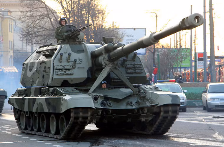 Phần thân và tháp pháo của Msta-S được bọc lớp giáp thường đủ để chống đạn súng nhỏ và mảnh pháo, bom. Trong xe lắp hệ thống phòng vệ chống tác nhân xạ - sinh - hóa và hệ thống dập lửa tự động.