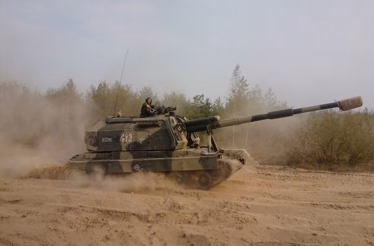 Msta-S được thiết kế đặt trên khung gầm cơ sở xe tăng chiến đấu chủ lực T-80, dài 7,15m, rộng 3,38m, cao 2,99m, trọng lượng tổng 42 tấn. Xe được lắp động cơ của xe tăng T-72 V-84A 840 mã lực cho tốc độ hành quân 60km/h.