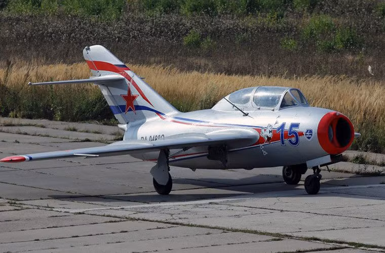 Trong ảnh là chiếc MiG-15UTI – biến thể huấn luyện 2 chỗ ngồi của tiêm kích MiG-15 đang lăn bánh trên đường băng sân bay Severka.