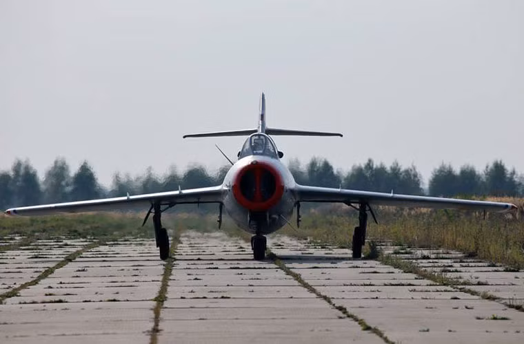 Phần còn lại của chiếc MiG-15UTI vẫn được giữ nguyên với động cơ VK-1 cho tốc độ 1.033km/h ở trần bay 5.000m.