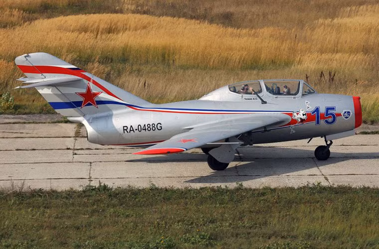 MiG-15UTI kết cấu với 2 chỗ ngồi, 2 hệ thống lái giúp đào tạo – huấn luyện phi công.