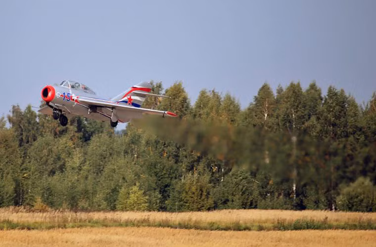 Dù nhìn trong ảnh, máy bay có thân hình mi nhon nhưng lượng nhiên liệu trên MiG-15 cho phép nó bay xa đến 1.240km.