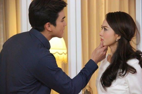 Di sua dien cho khach hang, toi tai mat khi con trai hot hai chay ra goi bo