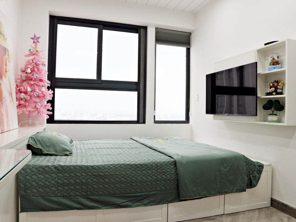 Can ho bup be cua nu gia chu yeu mau xanh va hong, dung thung go lam giuong-Hinh-13