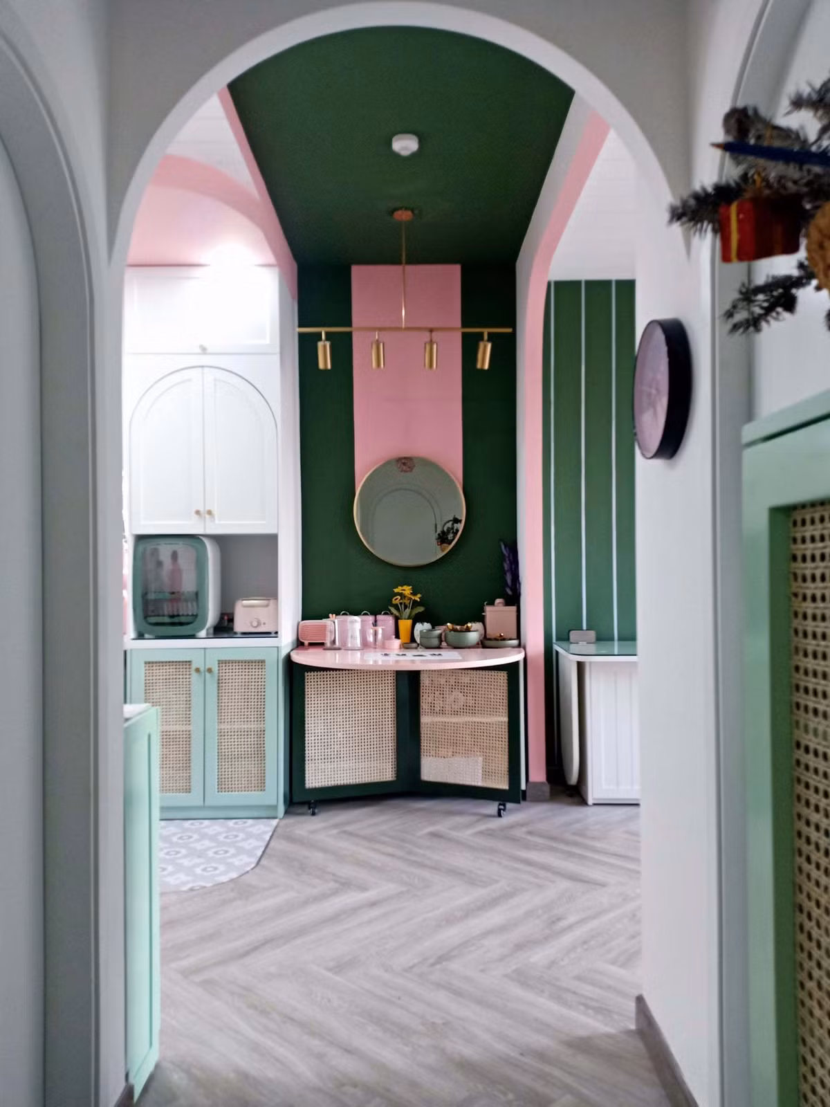 Can ho bup be cua nu gia chu yeu mau xanh va hong, dung thung go lam giuong-Hinh-8