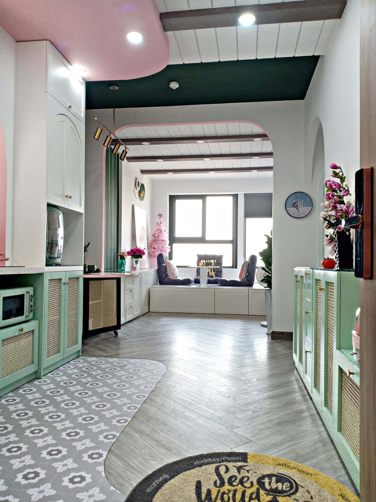 Can ho bup be cua nu gia chu yeu mau xanh va hong, dung thung go lam giuong-Hinh-3