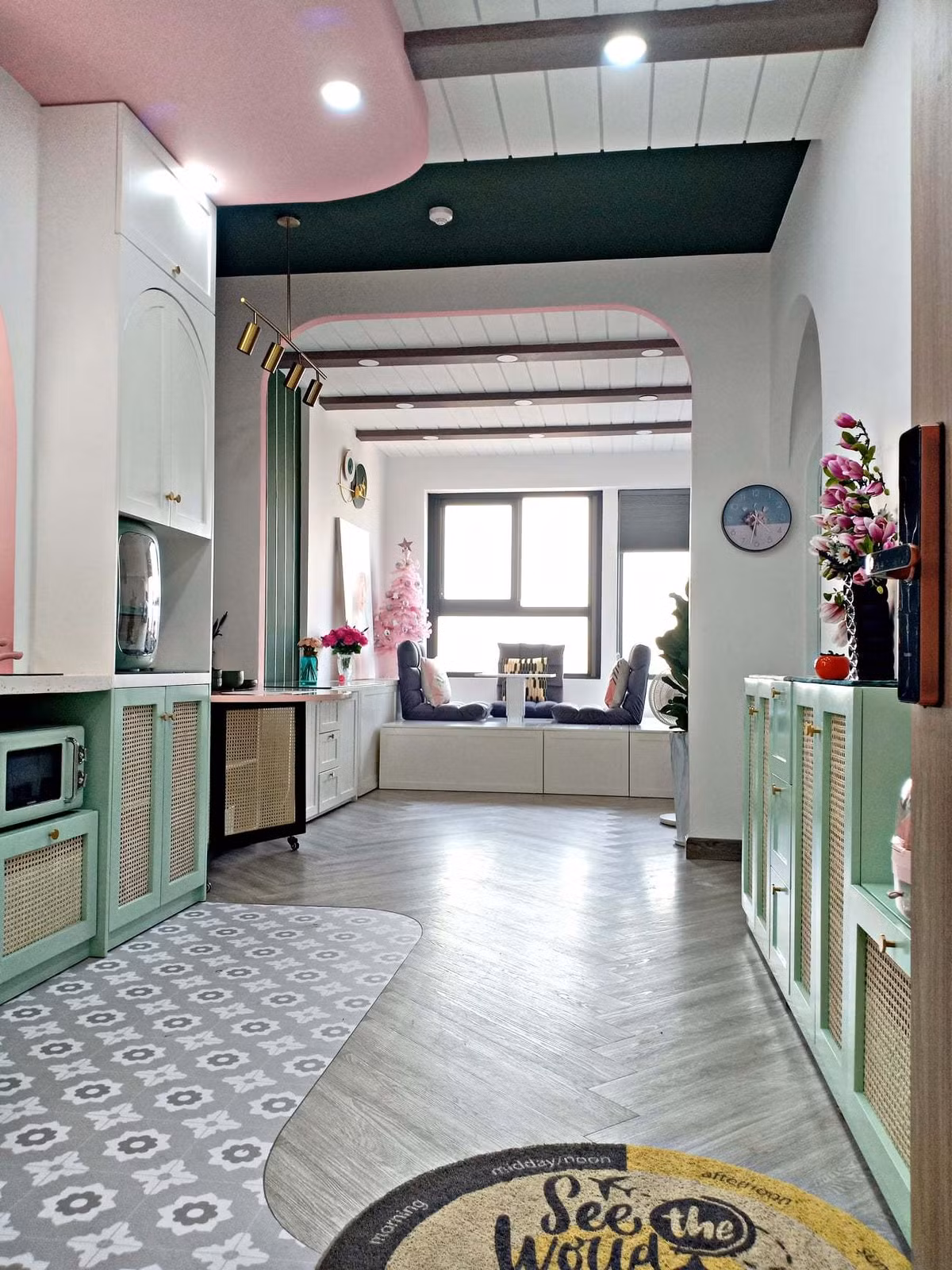 Can ho bup be cua nu gia chu yeu mau xanh va hong, dung thung go lam giuong-Hinh-3