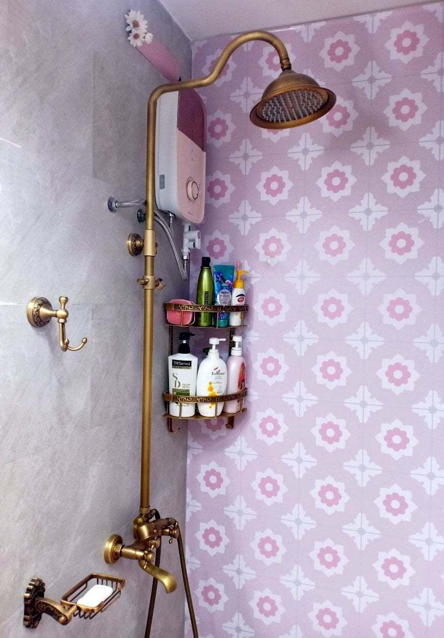 Can ho bup be cua nu gia chu yeu mau xanh va hong, dung thung go lam giuong-Hinh-2