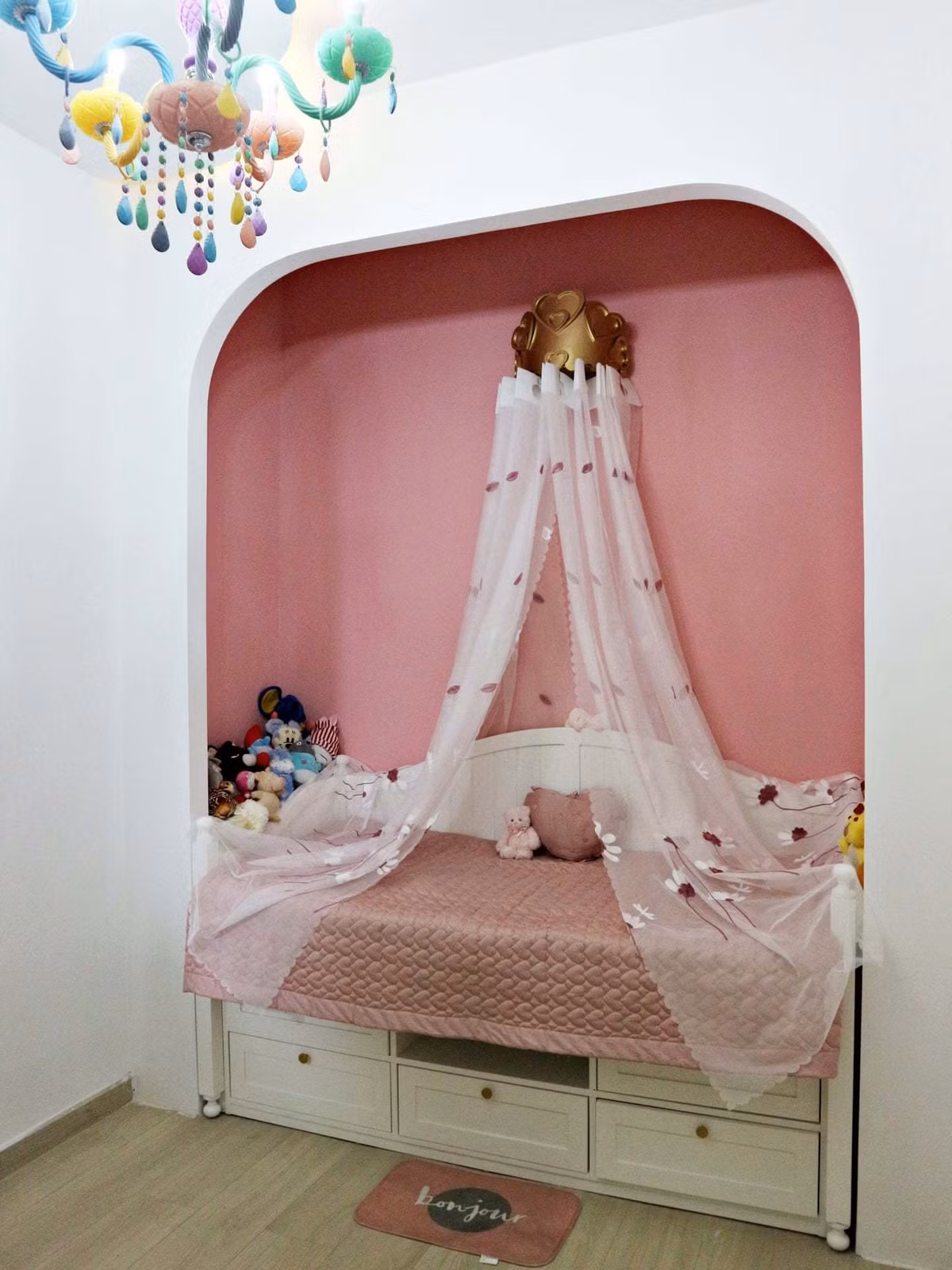 Can ho bup be cua nu gia chu yeu mau xanh va hong, dung thung go lam giuong-Hinh-18