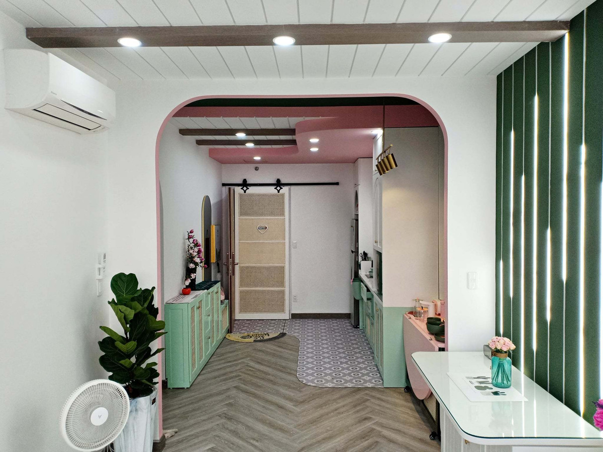 Can ho bup be cua nu gia chu yeu mau xanh va hong, dung thung go lam giuong-Hinh-24