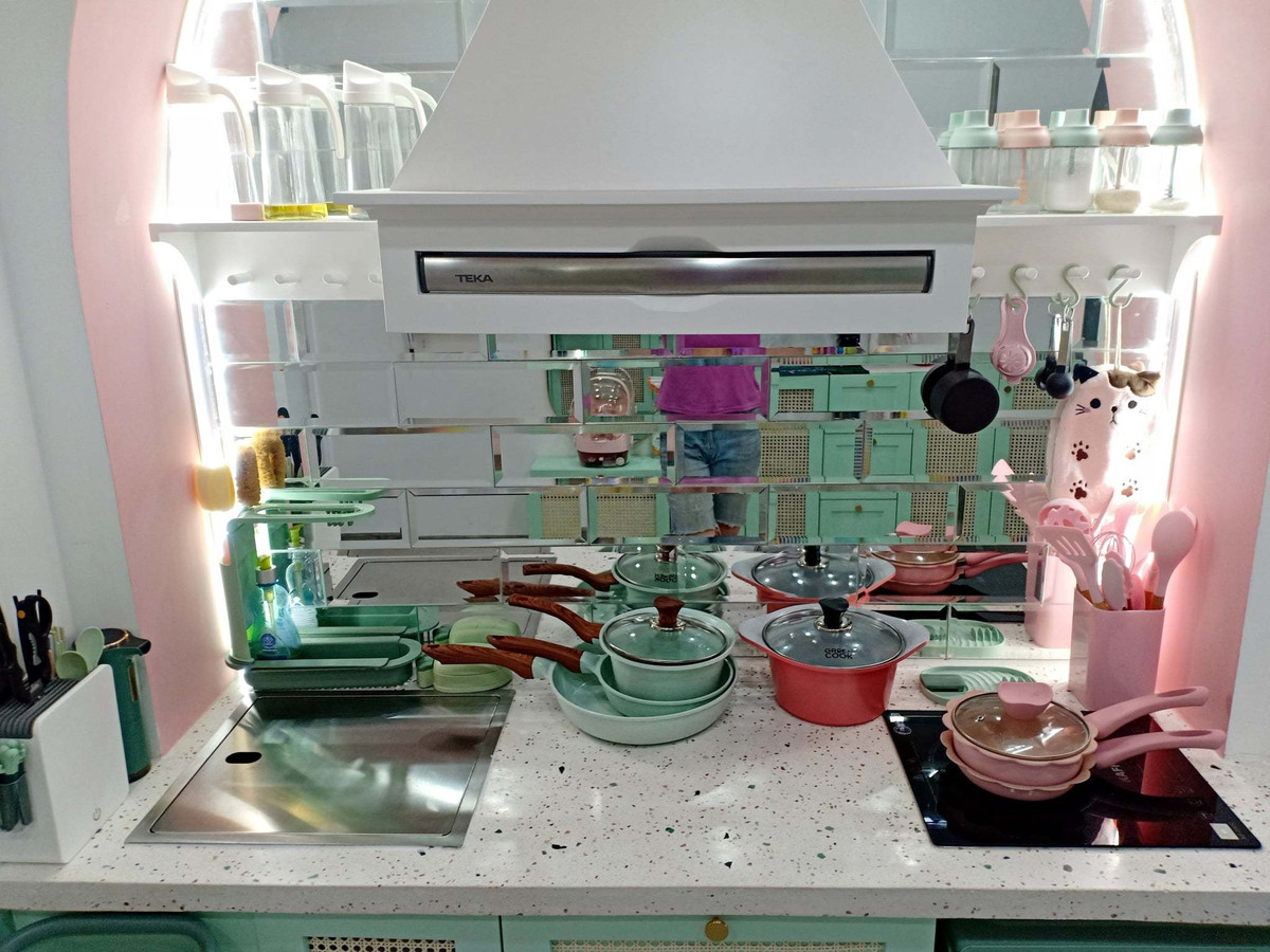 Can ho bup be cua nu gia chu yeu mau xanh va hong, dung thung go lam giuong-Hinh-6