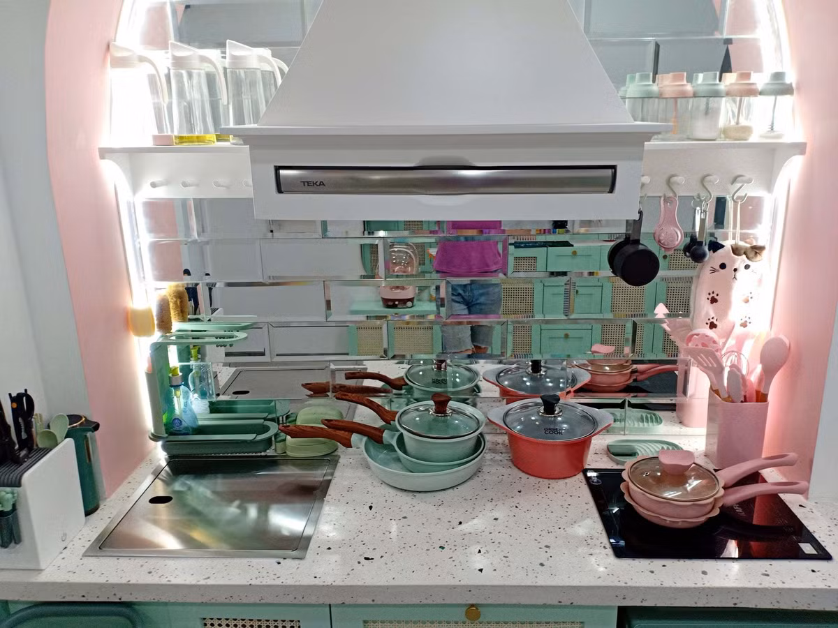 Can ho bup be cua nu gia chu yeu mau xanh va hong, dung thung go lam giuong-Hinh-6