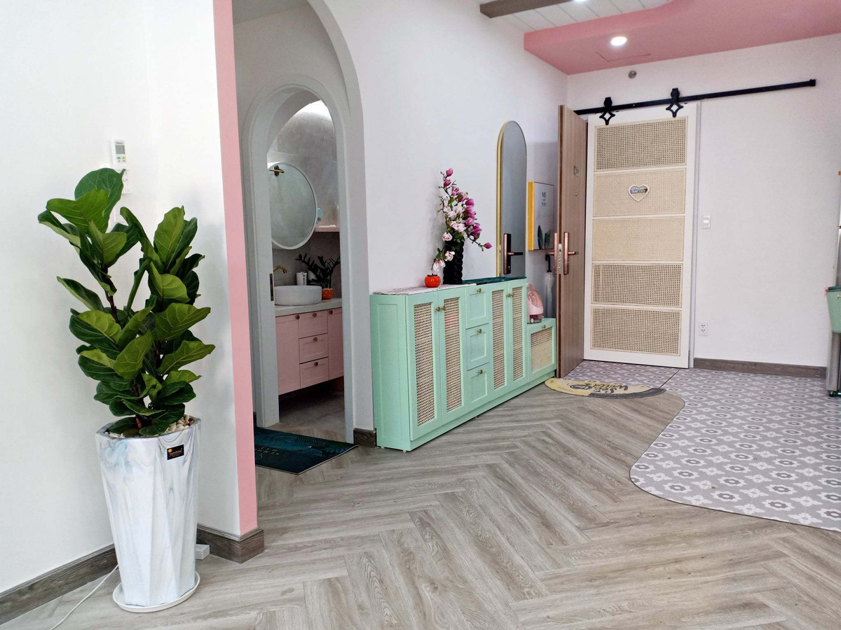 Can ho bup be cua nu gia chu yeu mau xanh va hong, dung thung go lam giuong-Hinh-23