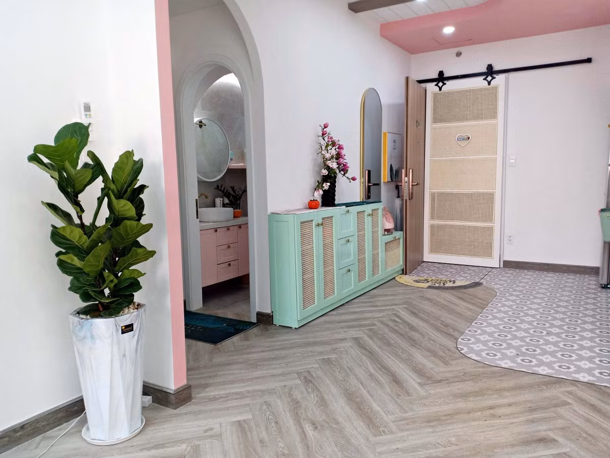 Can ho bup be cua nu gia chu yeu mau xanh va hong, dung thung go lam giuong-Hinh-23