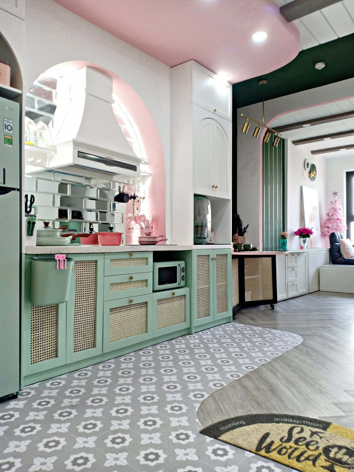 Can ho bup be cua nu gia chu yeu mau xanh va hong, dung thung go lam giuong-Hinh-4