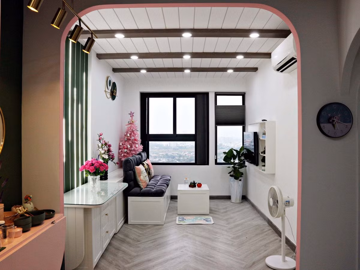 Can ho bup be cua nu gia chu yeu mau xanh va hong, dung thung go lam giuong-Hinh-11