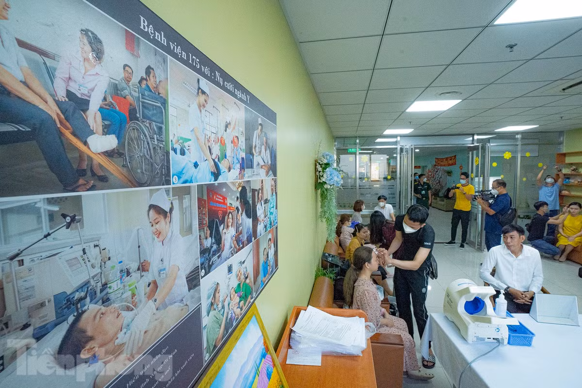 Trước lễ cưới tập thể, các cặp đôi phải chuẩn bị chụp ảnh nên từ sáng sớm đã có mặt để trang điểm.