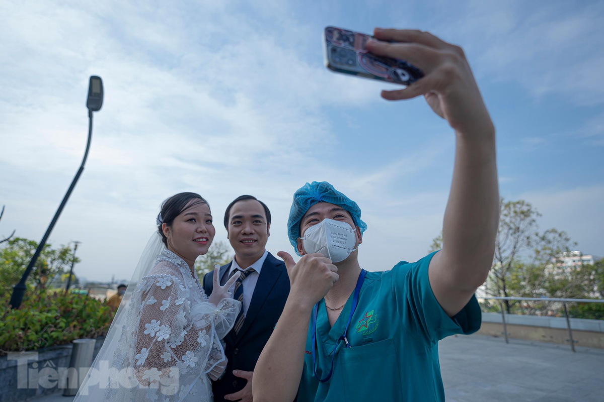 Vừa xuống ca, cán bộ này chạy ngay ra chụp ảnh lưu niệm cùng đồng nghiệp.