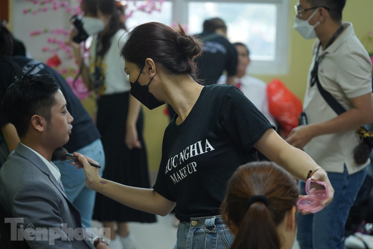 20 mươi cặp đôi nên nhân viên trang điểm làm việc không ngơi tay.