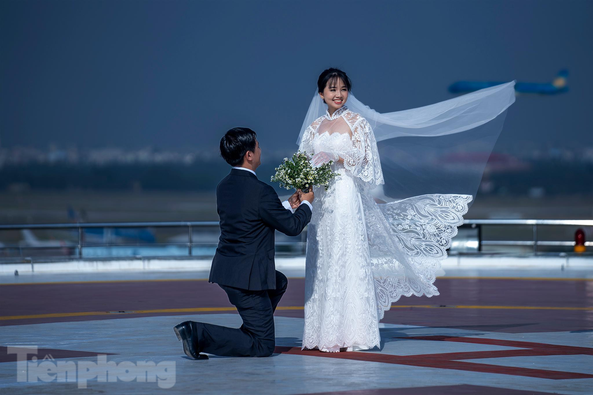 Anh Trần Tấn Lộc, đang công tác tại trường Cao đẳng Điện lực, chồng của chị Lê Thị Huỳnh Như, công tác tại Ban quản lý chất lượng của bệnh viện 175. Trong đợt dịch, chị Như tham gia chống dịch, lấy mẫu trên địa bàn quận 8. “Hai vợ chồng quen nhau từ thời vợ làm sinh viên đã gần mười năm. Nếu không tính đợt dịch vừa rồi, chưa bao giờ hai vợ chồng phải xa nhau lâu như vậy. Thời điểm chưa áp dụng Chỉ thị 16, hàng ngày phải đưa nhu yếu phẩm cho vợ qua hàng rào bệnh viện. Lễ đính hôn của hai vợ chồng thực hiện hôm 22/5/2021. Dự định 6/11/2021 tổ chức cưới nhưng đây là thời điểm dịch phức tạp nhất của thành phố nên hai vợ chồng gác lại. Khi 1/10 mở cửa trở lại thì cũng chưa tiện tổ chức nên mới dời sang năm nay”, anh Lộc kể về khoảng thời gian hai vợ chồng vượt qua đại dịch.