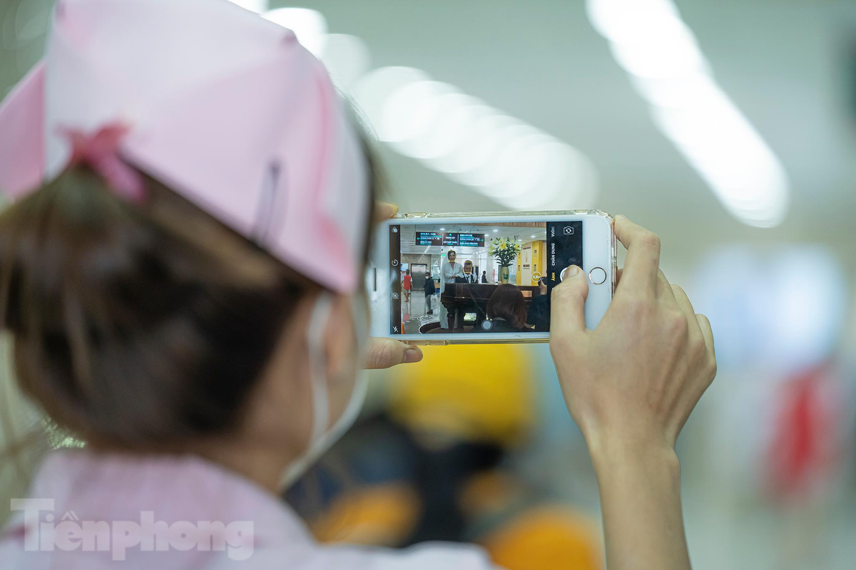 Chị điều dưỡng này cũng nhanh tay lấy điện thoại chụp lại đồng nghiệp của mình đang tham gia sự kiện ý nghĩa mang tính lịch sử.
