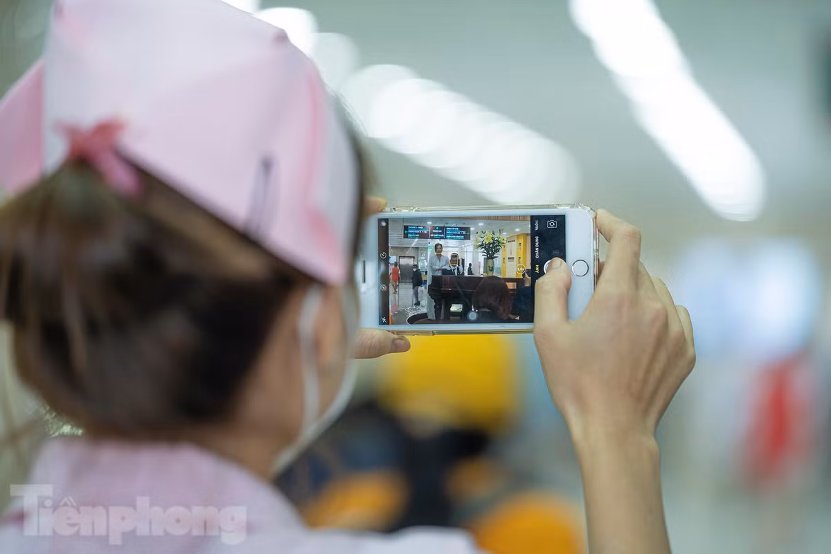 Chị điều dưỡng này cũng nhanh tay lấy điện thoại chụp lại đồng nghiệp của mình đang tham gia sự kiện ý nghĩa mang tính lịch sử.