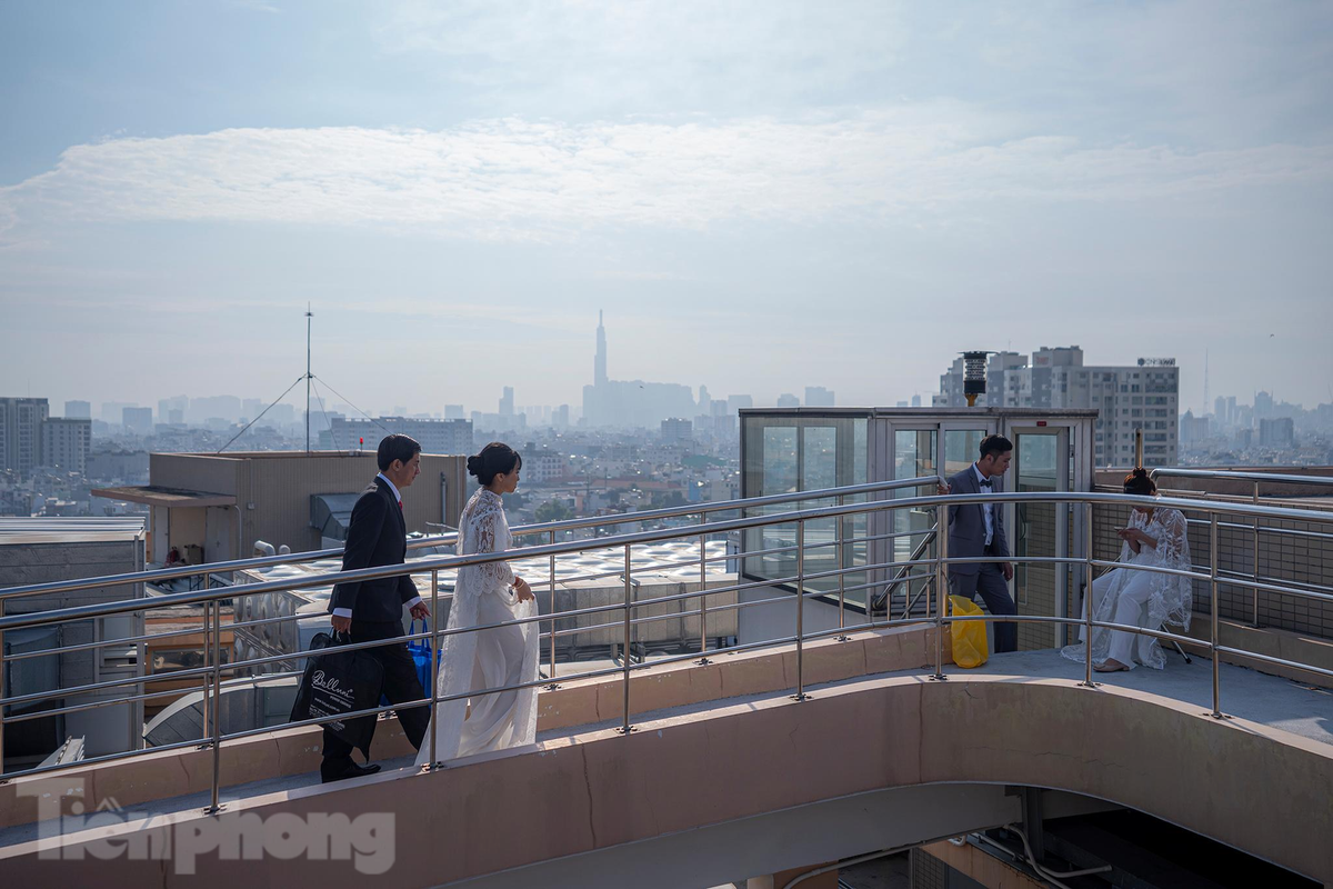 Các cặp đôi háo hức nắm tay nhau hướng về phía sân đỗ trực thăng của bệnh viện, bối cảnh đầu tiên của buổi chụp ảnh.