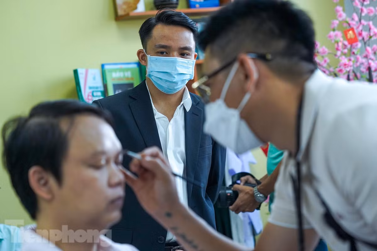 Nhiều vị hôn phu cũng đứng ngồi không yên trong lúc chờ trang điểm.