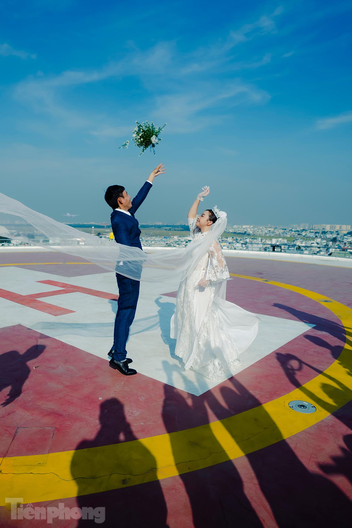 Lần đầu tiên, những chiến sỹ trong trận chiến chống dịch sẽ trở thành những nghệ sỹ trên sân khấu chủ đề "Mạch sống" tối 20/2. Các đôi uyên ương tái hiện lịch sử và là những nhân tố không thể thiếu để mạch sống được tiếp nối mãi mãi. Sự dấn thân của họ đã làm lay động hàng triệu con tim và ngày hôm nay họ đã cùng nhau bước vào một cuộc sống mới, đúng nghĩa của một cuộc sống bình thường mới. Họ thật sự xứng đáng để nhận được hạnh phúc và sự quan tâm của Đảng, Nhà nước, Quân đội và toàn xã hội.