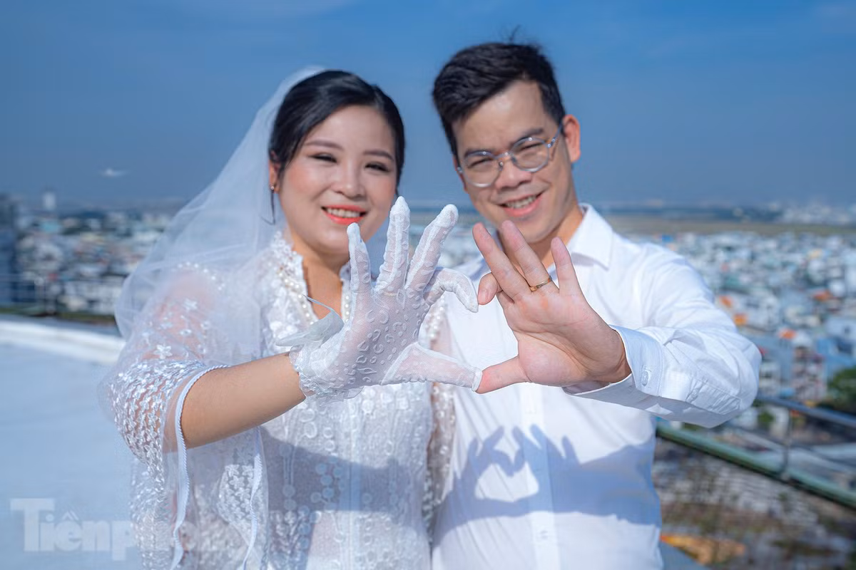 “Lúc chống dịch, biết em sợ bị nhiễm rồi lây cho mọi người, có chút hoang mang nên ông xã cũng thường xuyên động viên. Hai vợ chồng quyết định tham gia lễ cưới tập thể vì đây là một hoạt động ý nghĩa và mình cũng may mắn khi được chọn tham gia”, chị Vy nói.