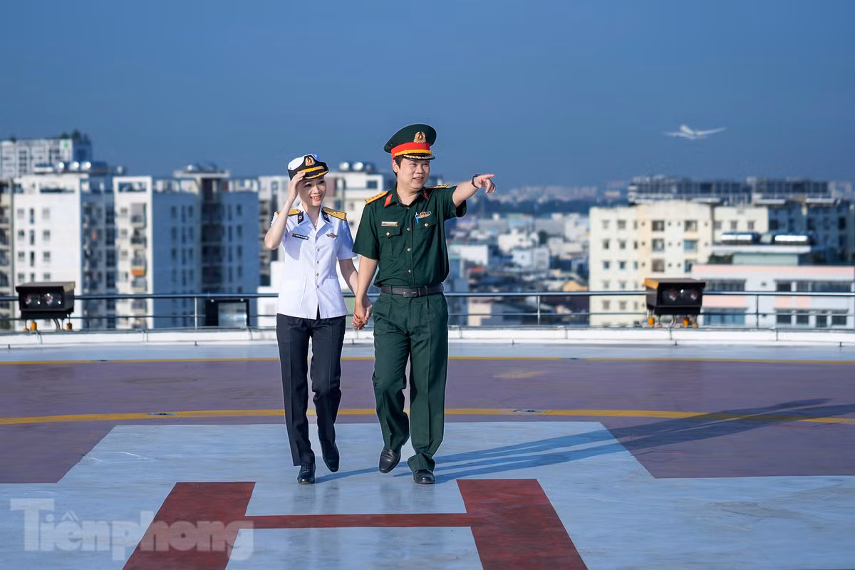 Đại uý Lê Quang Vinh, khoa nội Tiêu hoá-Bệnh viện quân y 175 tay trong tay cùng Thiếu uý-điều dưỡng Nguyễn Thị Kim Thoa, đội điều trị 486, phòng Hậu cần vùng 4 Hải quân.