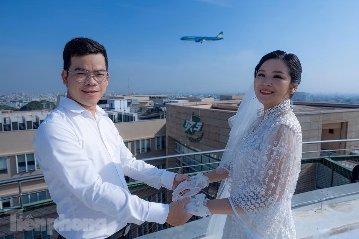 Bác sĩ Đoàn Kim Hướng, bệnh viện Ung bướu, vợ là Dương Thị Thuý Vy, điều dưỡng khoa răng hàm mặt. Hai vợ chồng làm chung bệnh viện Ung bướu từ 4 năm trước. Sau đó, chị Vy về công tác tại bệnh viện 175. Hai vợ chồng lỡ ba lần cưới, mỗi lần như thế cả hai đều động viên nhau một câu “sau dịch mình cưới”.