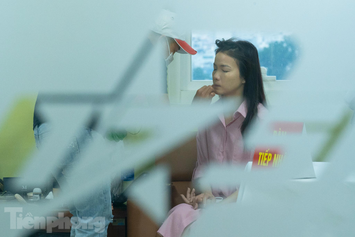 Cô dâu Nguyễn Thị Kim Thoa, Thiếu uý-điều dưỡng đội điều trị 486, phòng hậu cần vùng 4 Hải quân có mặt từ 4h sáng để trang điểm.