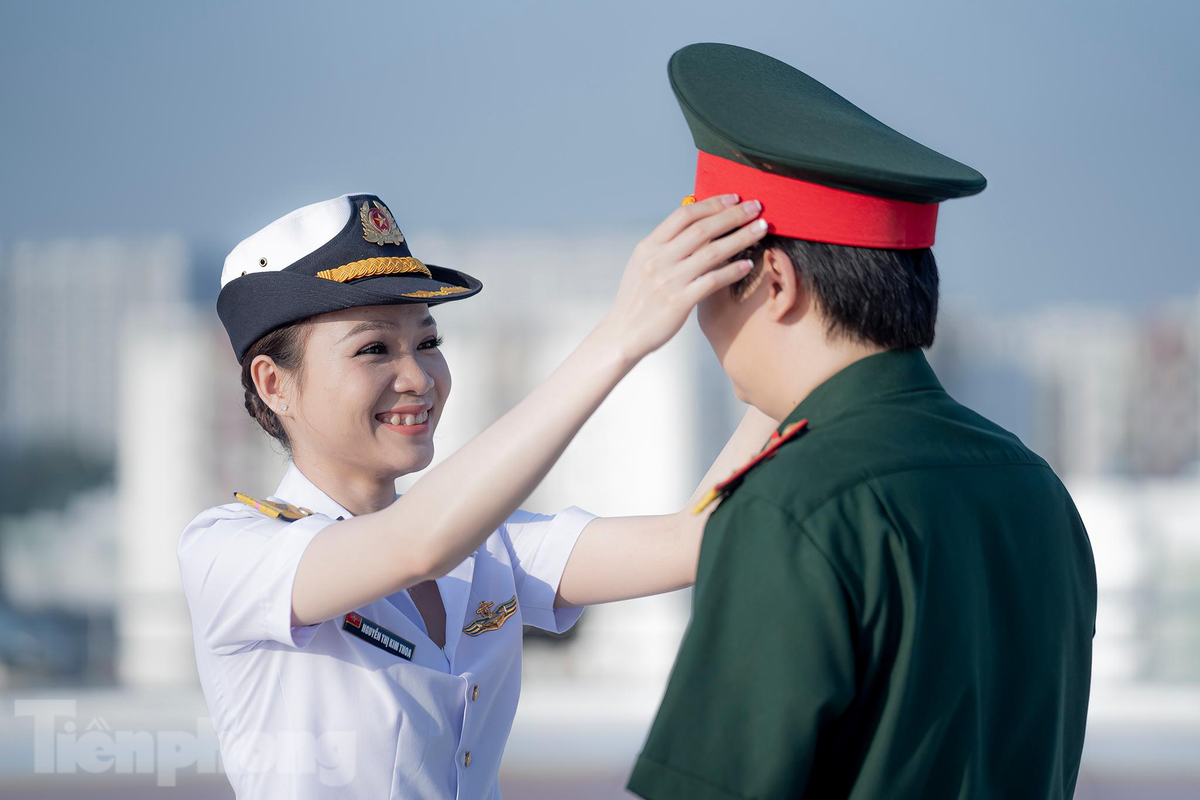 Dự định cưới, anh Vinh và chị Thoa chuẩn bị trước cả năm trời và cuối cùng phải hoãn vì rơi vào năm 2020, thời điểm đầu của dịch bùng phát. “Tôi không hoang mang nhưng có chút lo lắng vì không biết khi nào khống chế được dịch. Bản thân tôi phải động viên vợ rất nhiều, dù sao cũng là phụ nữ mà. Hai vợ chồng luôn luôn tâm niệm là tương lai tươi sáng và sẽ về chung mái nhà. Đám cưới của hai vợ chồng thì vẫn tổ chức nhưng hai đứa vẫn sẵn sàng tham gia vào lễ cưới tập vì đây là sự quan tâm của thủ trưởng đơn vị, tham gia để có sự kiện để đời, ghi dấu thời khắc lịch sử, mai mốt kể lại cho con cháu”, chị Thoa vui vẻ nói.